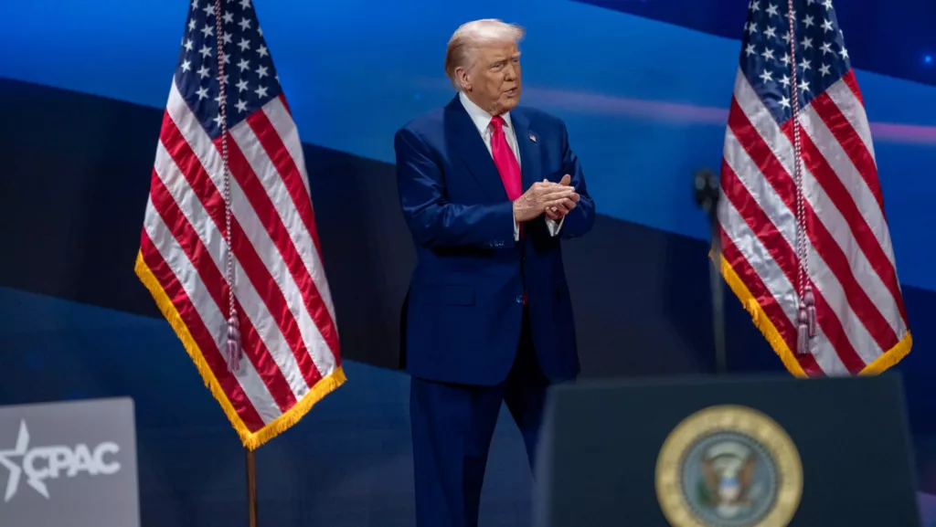 Petróleo fecha em alta de quase 2%, após Trump ampliar pressão sobre Irã e produção da Opep
