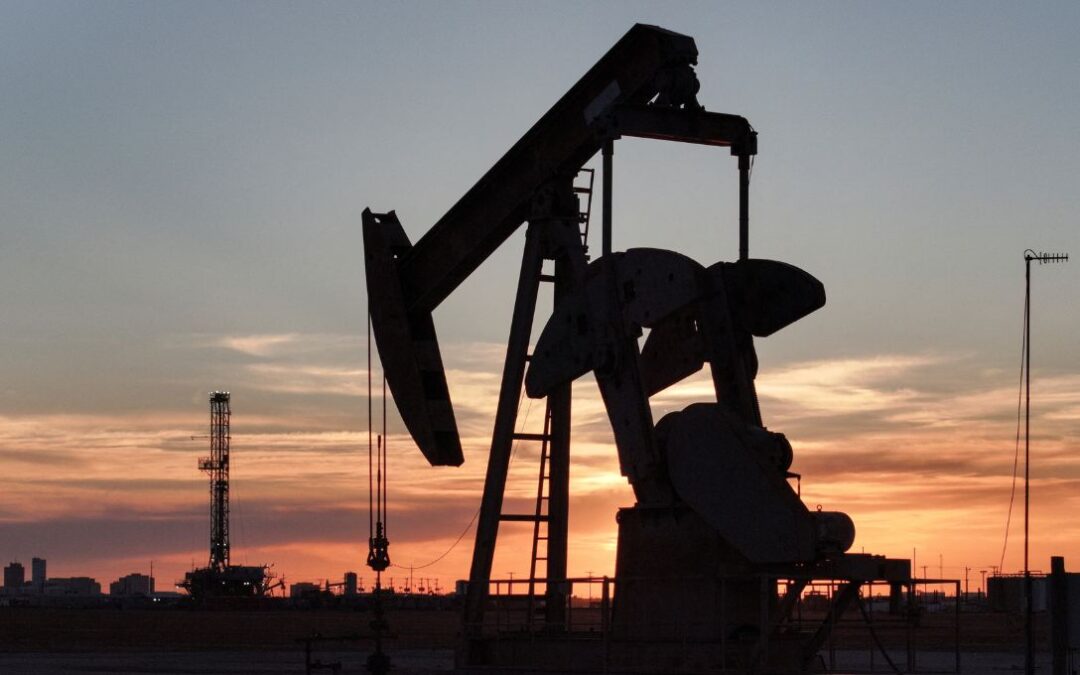 Petróleo fecha estável sob tensão entre EUA e Irã e salto nos estoques