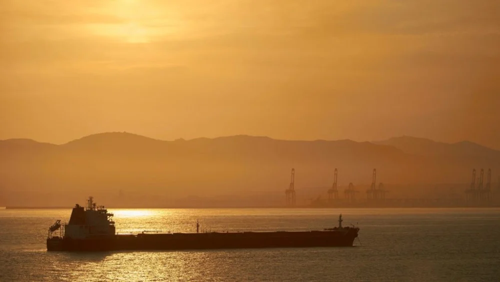 Petróleo fecha em queda com desdobramentos das negociações EUA-Irã no Oriente Médio